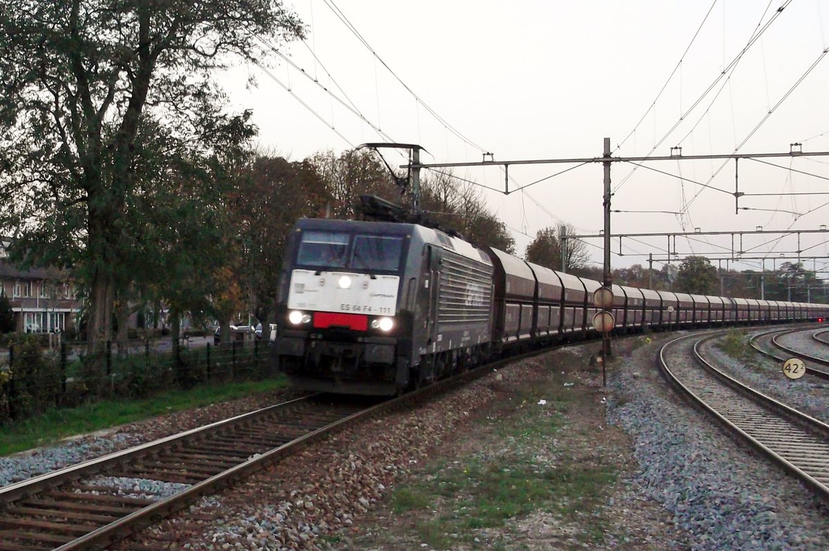CapTrain 189 111 durchfahrt im letzten Licht Oss am 1 November 2014.