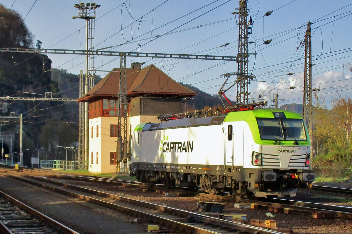 Captrain 193 895 verlässt Decin hl.n. am 6 April 2017.