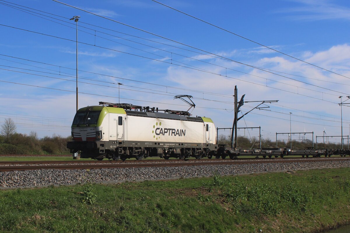 CapTrain 193 961 schleppt ein schlicht beladener Containerzug durch Valburg am 14 März 2024.