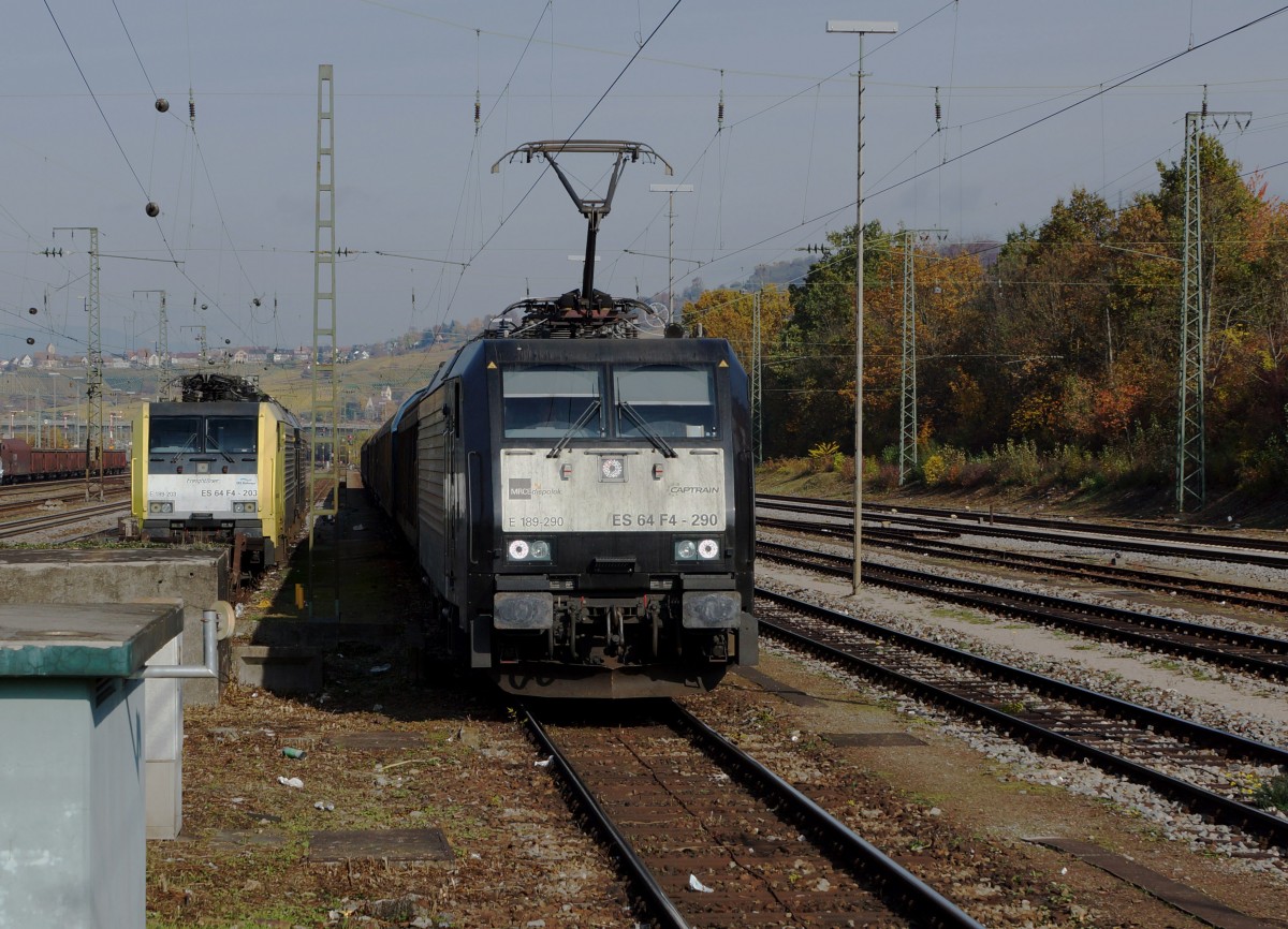 CAPTRAIN: Die MRCEdispolok E 189-290 im Dienste von CAPTRAIN bei der Bahnhofsdurchfahrt Weil am Rhein vom 30. Oktober 2015 anlsslich einer seltenen Begegnung mit der Freightliner ES 64F4-203.
Foto: Walter Ruetsch