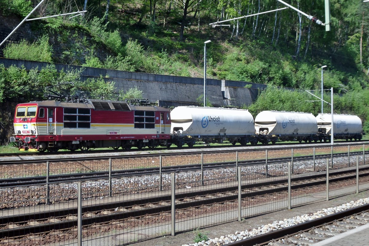 CD 372 006 steht mit ganze drei Geteridewagen in Bad Schandau am 10 April 2017.