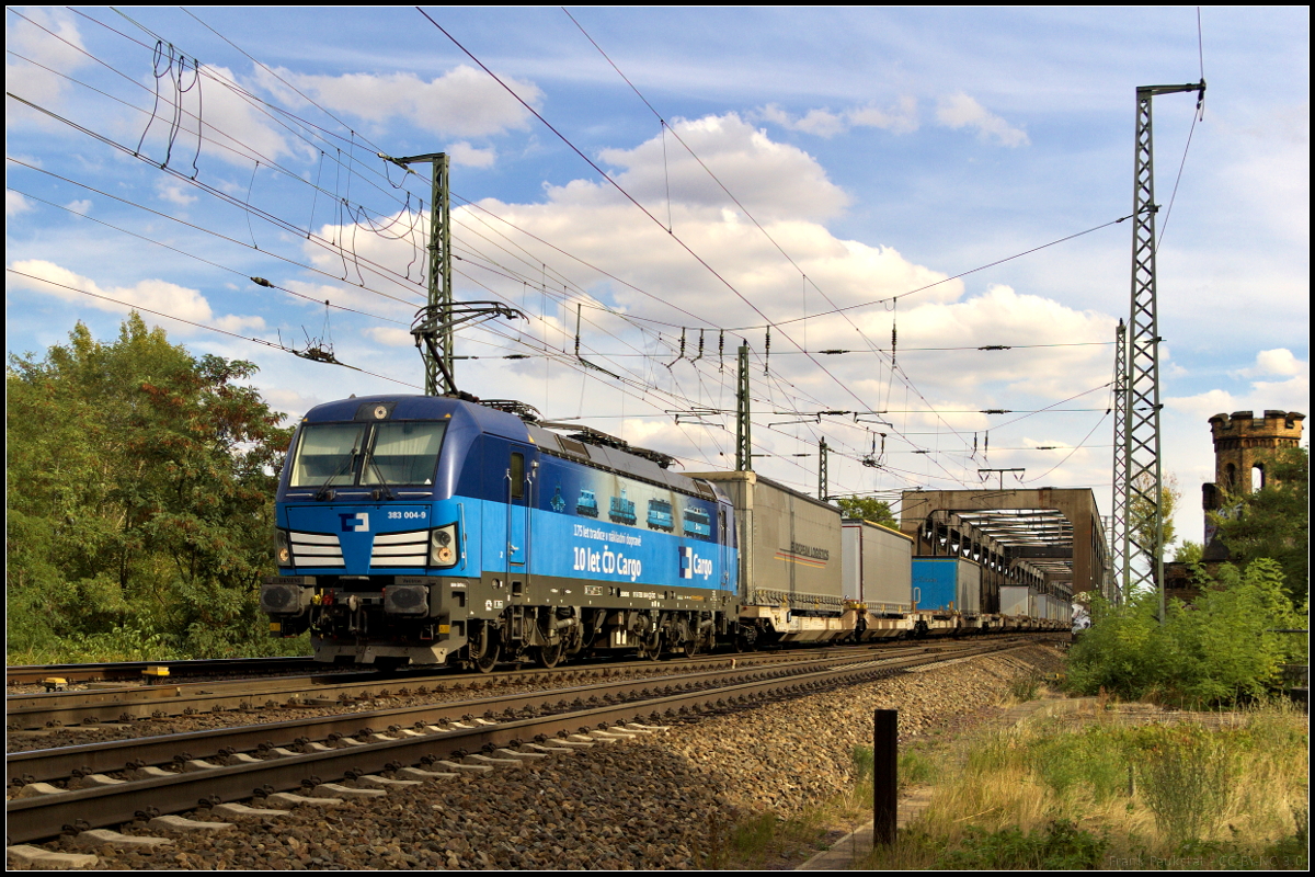 CD Cargo 383 004-9 fuhr mit Aufliegern am 08.09.2018 durch die Magdeburger Elbbrücke