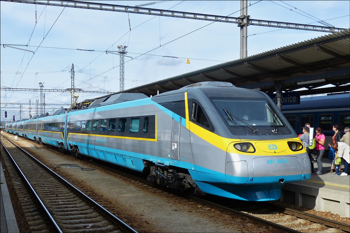 CD Pendolino 681 003-0 steht beim Bahnhofsfest in Česk Budějovice(Budweis)am Bahnsteig zum Besichtigen bereit.  22.09.2018