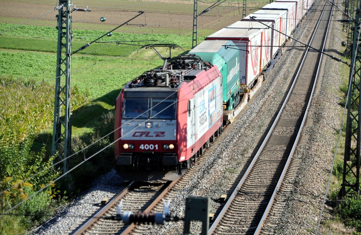 CFL 4001 in Neu-Ulm Pfuhl mit Containerzug am 03.10.2013.