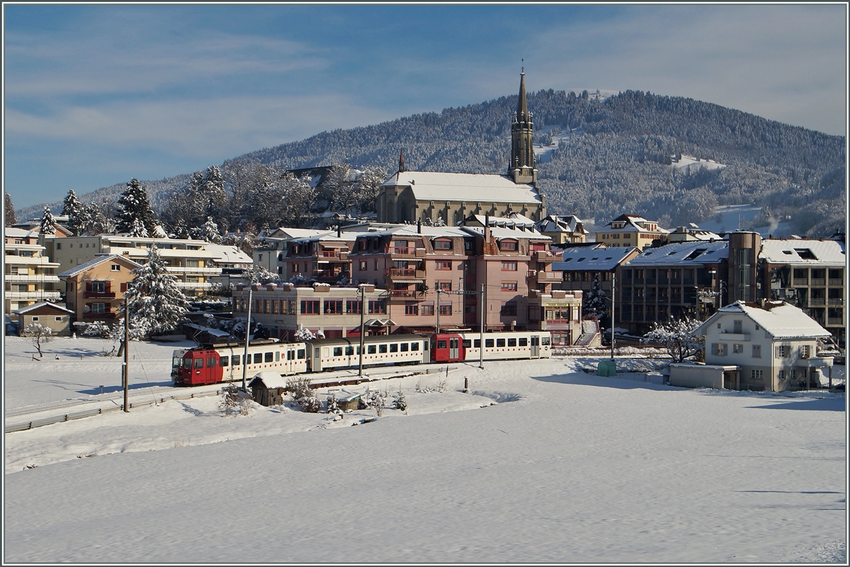 Châtel St Denis befindet sich auf 807 m.ü.M und so liegt hier Schnee, wenn es im  Flachland  grün ist. Vor dem Hintergrund der Stadt und der Freiburger Alpen verlässt der TPF Regionalzug S 51 14859 Châtel St-Denis Richtung Palézieux.
21. Jan. 2015