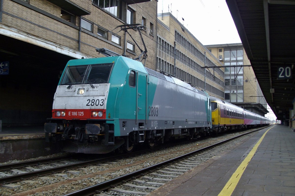 CoBRa 2803 steht am 12 September 2009 in Bruxelles-Midi.
