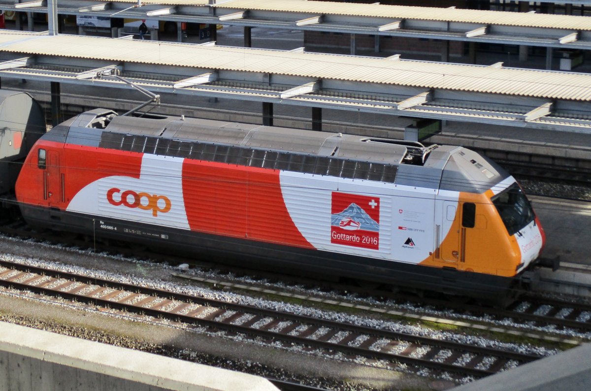 COOP-Lok 460 085 steht am 23 März 2017 in Spiez.