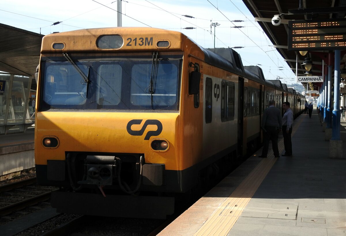 CP 213 M (Baureihe 592) im Bahnhof Campanha in Porto am 19.05.2018.
