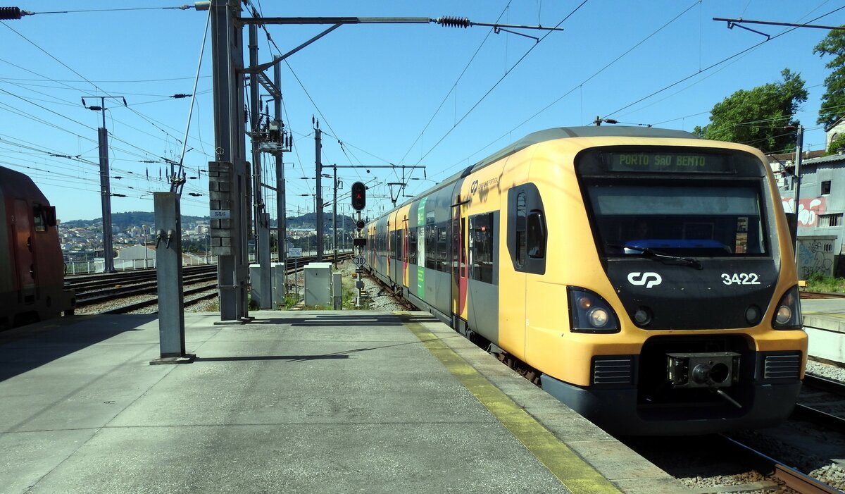 CP 3422 im Bahnhof Campanha in Porto am 18.05.2018.