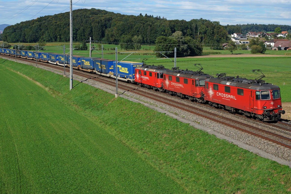 CROSSRAIL: Langer Güterzug im Auftrage von LKW-WALTER mit Dreifachtraktion bei Bettenhausen am 16. September 2015. An der Spitze des Zuges wurde die Re 436 111-9 eingereiht. Besonders zu beachten sind die verschiedenen Lampen der Lokomotiven.
Foto: Walter Ruetsch