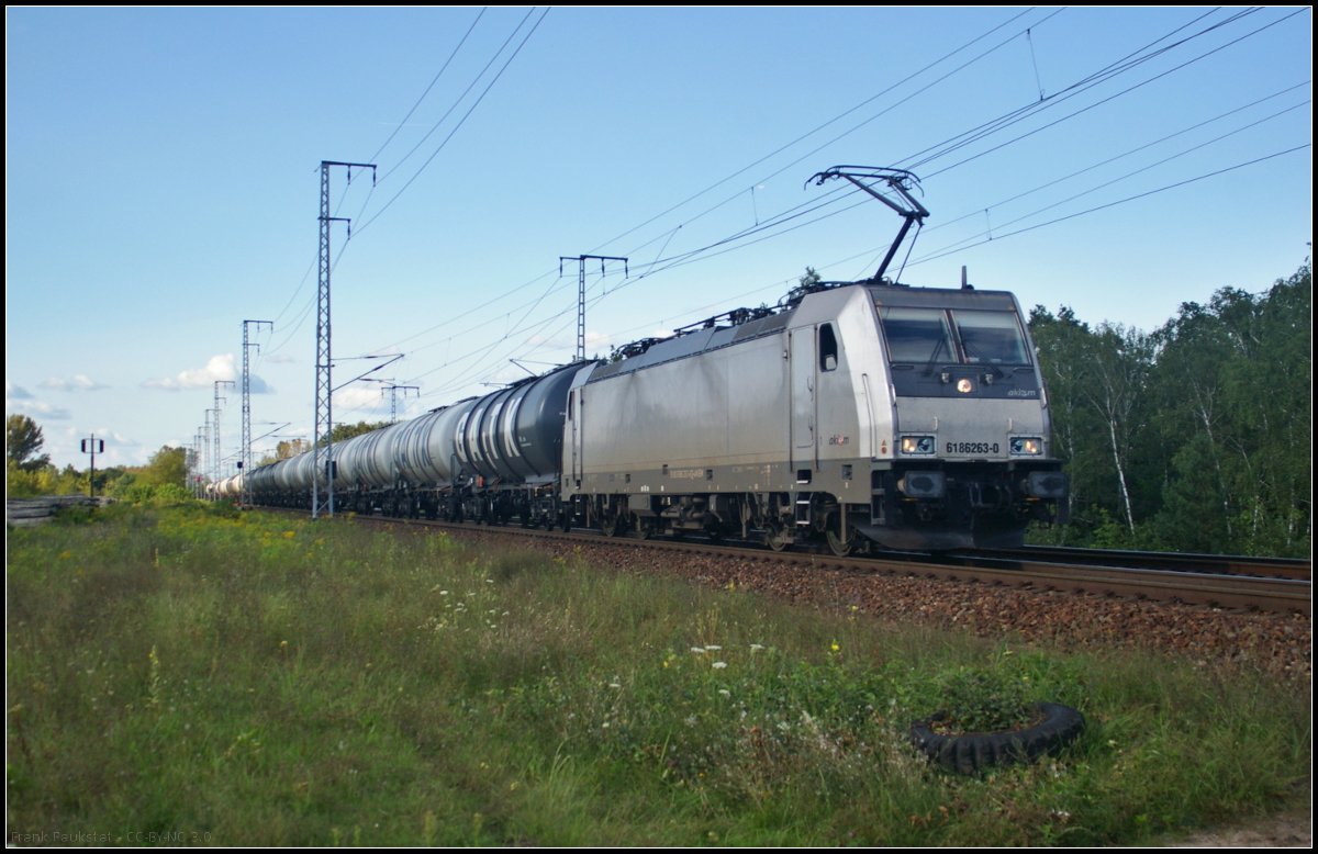 CTL Logistik 186 263-0 fuhr am 23.08.2017 mit einem Kesselwagenzug durch die Berliner Wuhlheide