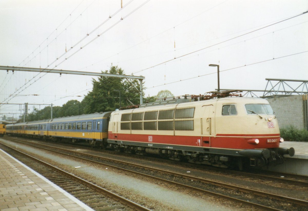 Damals noch in normaler Einsatz: 103 245 steht in Venlo vor ein D-Zug Eindhoven--Köln mit Lokwechsel in Venlo, hier am 24 Oktober 1998. 