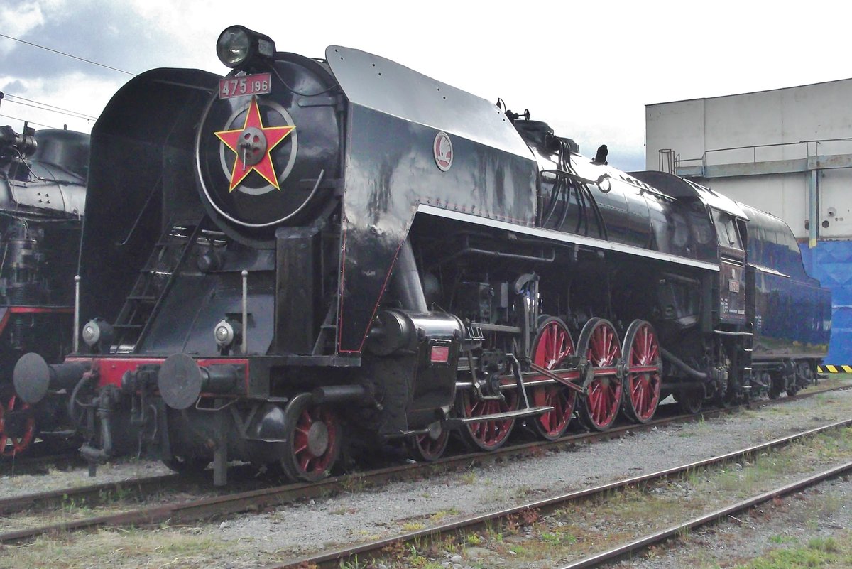 Dampfross 475 196 steht am 30 Mai 2015 ins Bw Vrutky Nakladi Stanica.