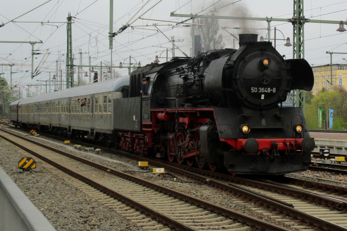 Dampfsonderzug mit 50 3648 treft am 8 April 2017 in Dresden Hbf ein. 
