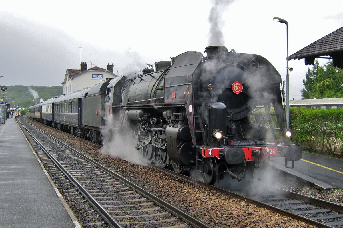 Dampfsonderzug nach Paris est steht mit 141 R-1126 am 18 September 2011 in Longueville.