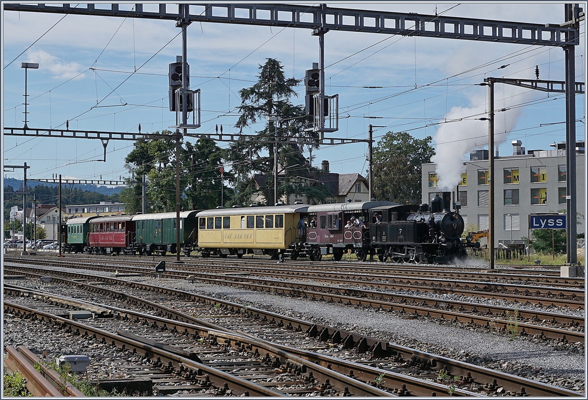 Dampftag 2018 Lyss: die BSB Ed 3/4 N 51 der Dampfbahn Bern (DBB) und der EBT Te 155 bernahmen die stndlichen Pendelfahrten zwischen Lyss und Aarberg.
Das Bild zeigt den in Lyss ausfahrenden Zug.
11. August 2018