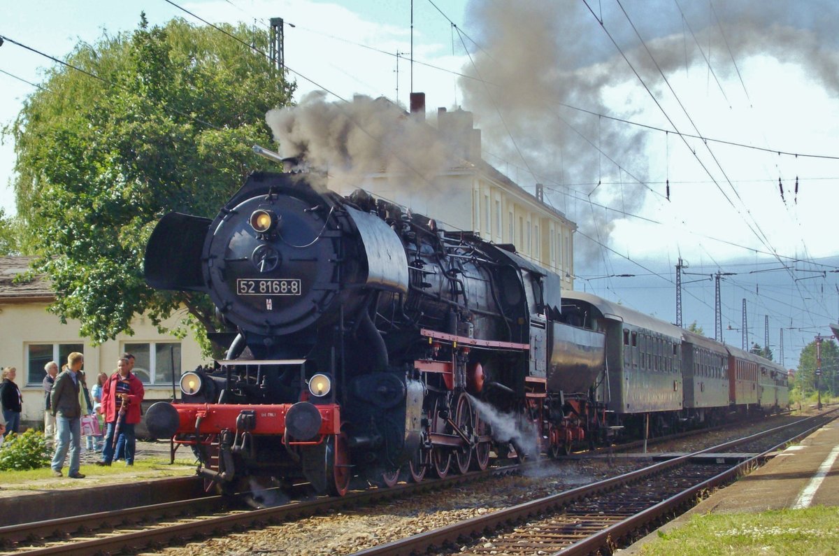 Dampfzug mit 52 8186 steht am 9 Juni 2009 in Nördlingen. 