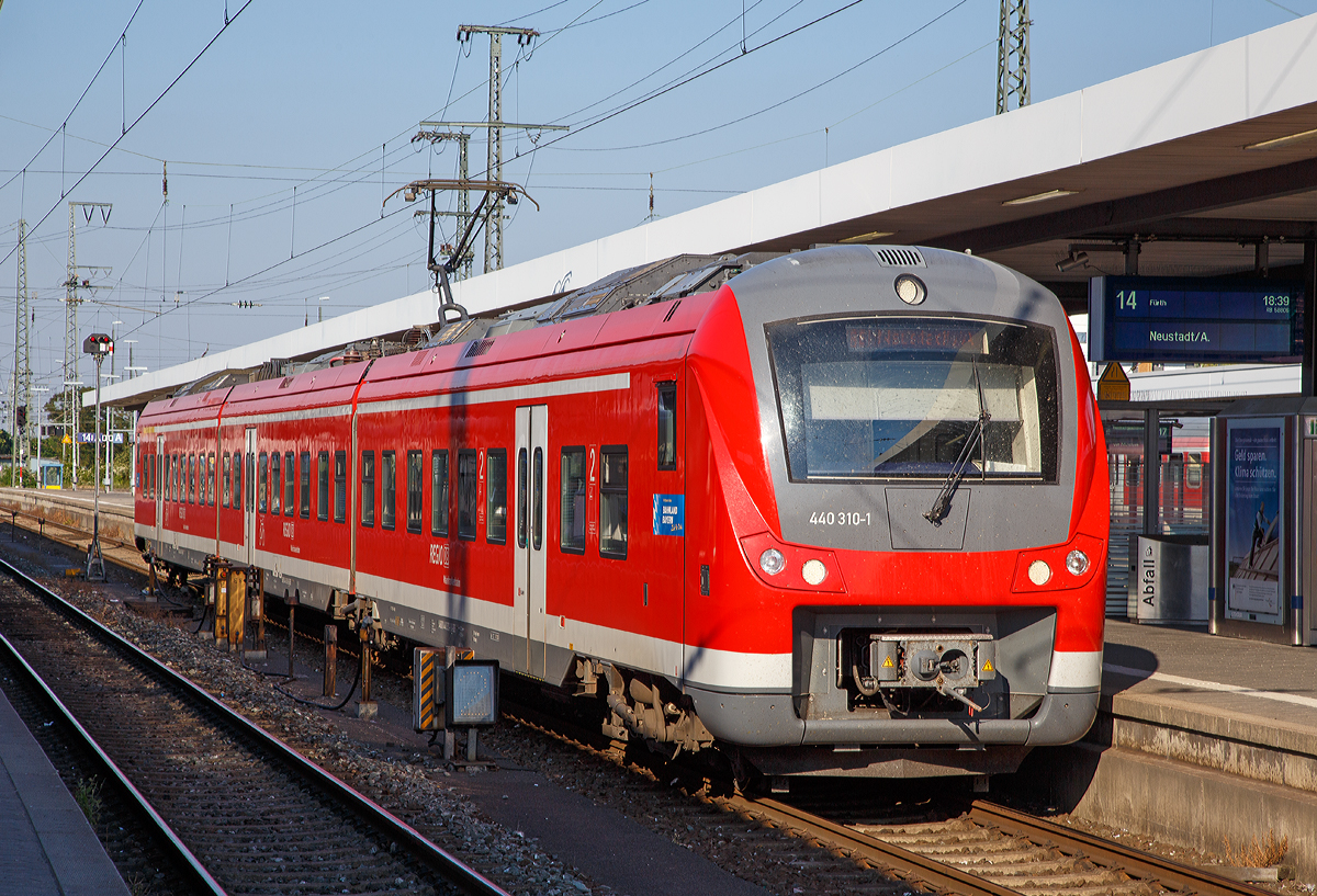 
Das „Mopsgesicht“ 440 310-1 (94 80 0440 310-1 D-DB), ein dreiteiliger  elektrischer Triebzug vom Typ Alstom Coradia Continental der DB Regio „Mainfrankenbahn“ fhrt am 01.07.2015, als RB 58806 (Frth – Nrnberg - Neustadt an der Aisch), in den Hbf Nrnberg ein.

Der ET wurde 2009 von ALSTOM Transport Deutschland GmbH in Salzgitter gebaut, die Abnahme erfolgte jedoch erst am 07.12.2010.

Die Triebzge Alstom Coradia Continental gehren zur Fahrzeugfamilie modularer, vollstndig niederfluriger elektrischer Nahverkehrs-Gliedertriebzge Alstom Coradia, des Herstellers Alstom Transport Deutschland, vormals Alstom LHB, Salzgitter.
Der Coradia Continental wird mit seiner ursprnglichen Kopfform (BR 440) umgangssprachlich „Mopsgesicht“, mit der crashoptimierten Kopfform (BR 1440) „Grinsekatze“ genannt.

Aus dem Konzept des auf radial einstellenden Einzelachsfahrwerken fahrende LIREX entstand durch Fortentwicklung eine Familie von vollstndig niederflurigen Triebzgen mit konventionellen Enddrehgestellen und Jakobs-Drehgestellen zwischen den Mittelwagen. Dabei wurde zuerst die fr den Betrieb in nordischen Lndern geeignete Unterfamilie Alstom Coradia Nordic entwickelt und spter daraus die Unterfamilie Coradia Continental fr den Betrieb in Mitteleuropa abgeleitet. Von den Coradia Nordic unterscheiden sich die Coradia Continental-Fahrzeuge durch einen neuen, dem deutschen Umgrenzungsprofil angepassten Wagenkasten mit geraden Seitenwnden.

Die Zge der Fahrzeugfamilie werden aus einem Baukasten standardisierter Einzelfahrzeuge gebildet, die ihre technische Ausrstung mit Ausnahme der Fahrmotoren auf dem Dach tragen. Die Endwagen gibt es in zwei Lngen, die jeweils einen Haupttransformator, einen Antriebsumrichter und einen Nebenbetriebeumrichter tragen. Die Mittelwagen tragen die weiteren Ausrstungen Stromabnehmer, Kompressor und Batteriekasten. Mittig auf jedem Fahrzeug ist das Klimagert fr den Fahrgastraum angeordnet. Bei den Fahrzeugen der Baureihe 0440 steht auf den Endwagen ein separater Motorkhler, bei den Fahrzeugen der Baureihe 1440 ist dieser mit dem Khler des Haupttransformators zusammengefasst.

Der Fahrzeugkopf kann mit Crashverzehrelementen ausgefhrt werden; bei den Fahrzeugen der Baureihe 0440 sind diese nicht installiert, um die Fahrzeuglnge zu verringern und Kosten zu sparen.

Der Coradia Continental wird in unterschiedlichen Lngen angeboten. Dazu wird die Anzahl der Mittelwagen (Baureihe 441.x: mit Antriebsachsen, 841.x: nicht angetrieben) variiert und zustzlich werden die Endwagen (Baureihe 440.x) in zwei verschiedenen Lngen geliefert, hier in der kurzen Form.

TECHNISCHE DATEN des dreiteiligen ET (440.3 – 441.3 – 440.8):
Hersteller:  Alstom,
Achsformel:  Bo’(2’) (Bo’) Bo’ (Jakobsdrehgestelle in Klammern)
Spurweite:  1.435 mm (Normalspur)
Lnge ber Kupplung:  54.500 mm
Hhe:  4.280 mm
Breite:  2.920 mm
Leergewicht:  112 t
Hchstgeschwindigkeit:  160 km/h
Stundenleistung:  2.160 kW
Kupplungstyp:  Scharfenbergkupplung
