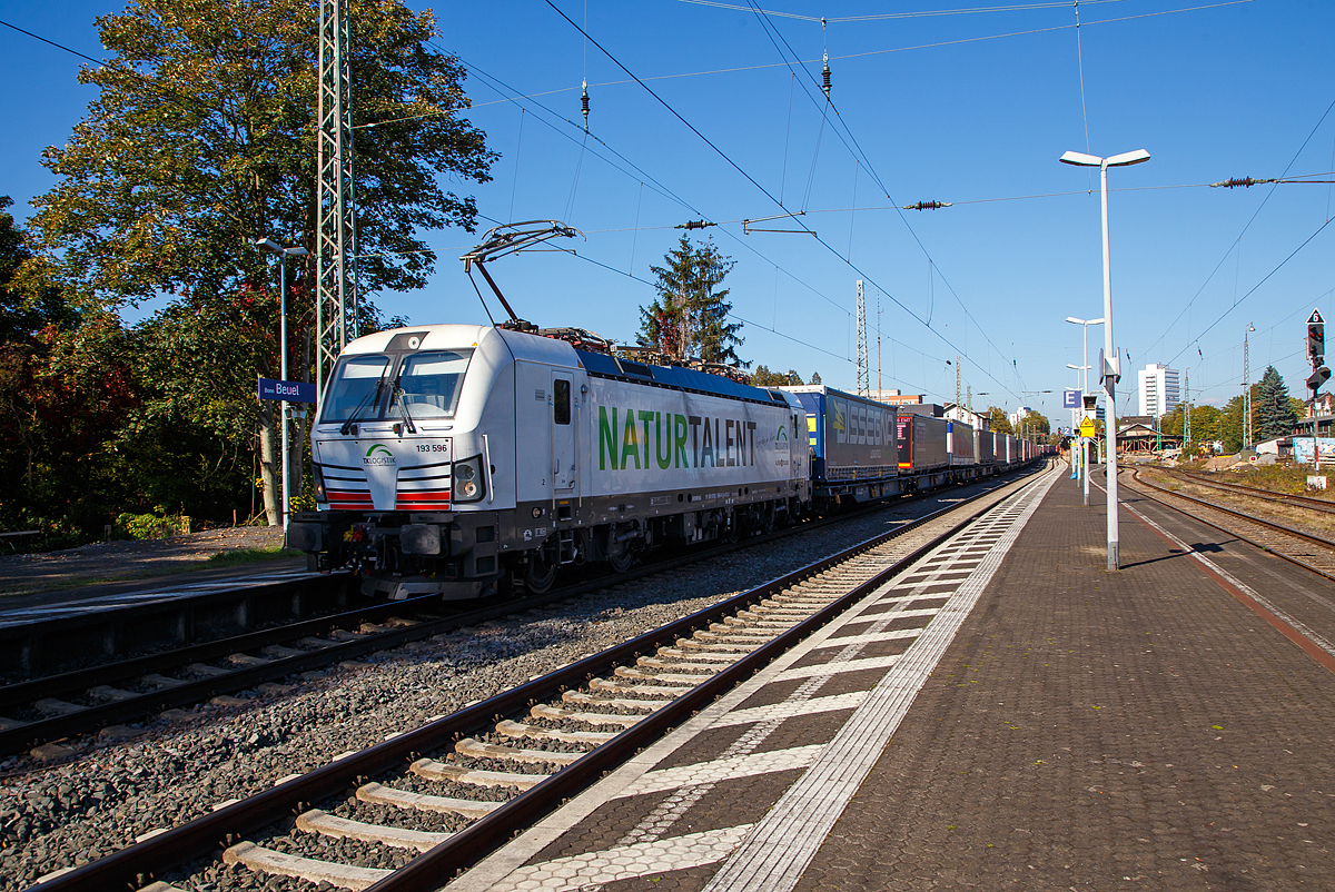 Das „NATUR TALENT“, die an die TX Logistik AG (Troisdorf) vermietete Siemens Vectron MS – 193 596 (91 80 6193 596-4 D-ATLU) fhrt am 08.10.2021 mit einem KLV-Zug durch den Bahnhof Bonn-Beuel in sdlicher Richtung.

Die Siemens Vectron MS wurde 2020 von Siemens Mobility GmbH in Mnchen-Allach unter der Fabriknummer 22858 gebaut. Bis Juli 2021 war sie als Lok der Siemens (91 80 6193 596-4 D-SIEAG) unterwegs. Seit Juli 2021gehrt sie der Alpha Trains Luxembourg S..r.l.. Die Vectron MS der Variante A39 hat die Zulassungen fr Deutschland, sterreich, Schweiz, Italien, Niederlande und Belgien (D/A/CH/I/NL/B).

Die Gestaltung der Lok war am dem Tag sehr neu, nach der Pressemitteilung von Alpha Trains am 07. Oktober 2021hatte Grund zum Feiern: „Naturtalent“ - Alpha Trains bringt die 400. Lokomotive auf die Schiene.