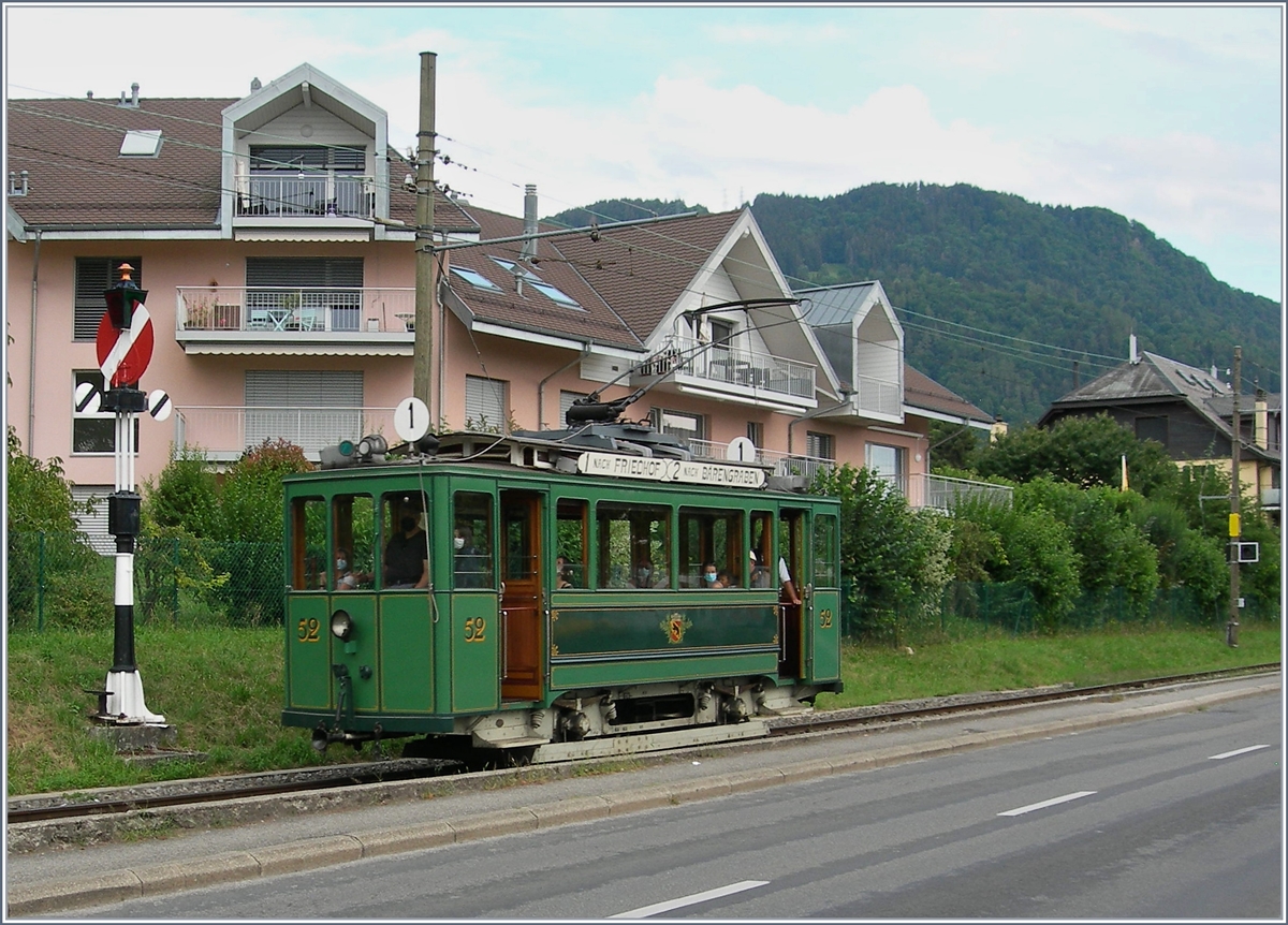 Das Berner Tram Ce 2/2 52 (Baujahr 1914) erreicht als letzter Zug des Tages Blonay. 

16. August 2020