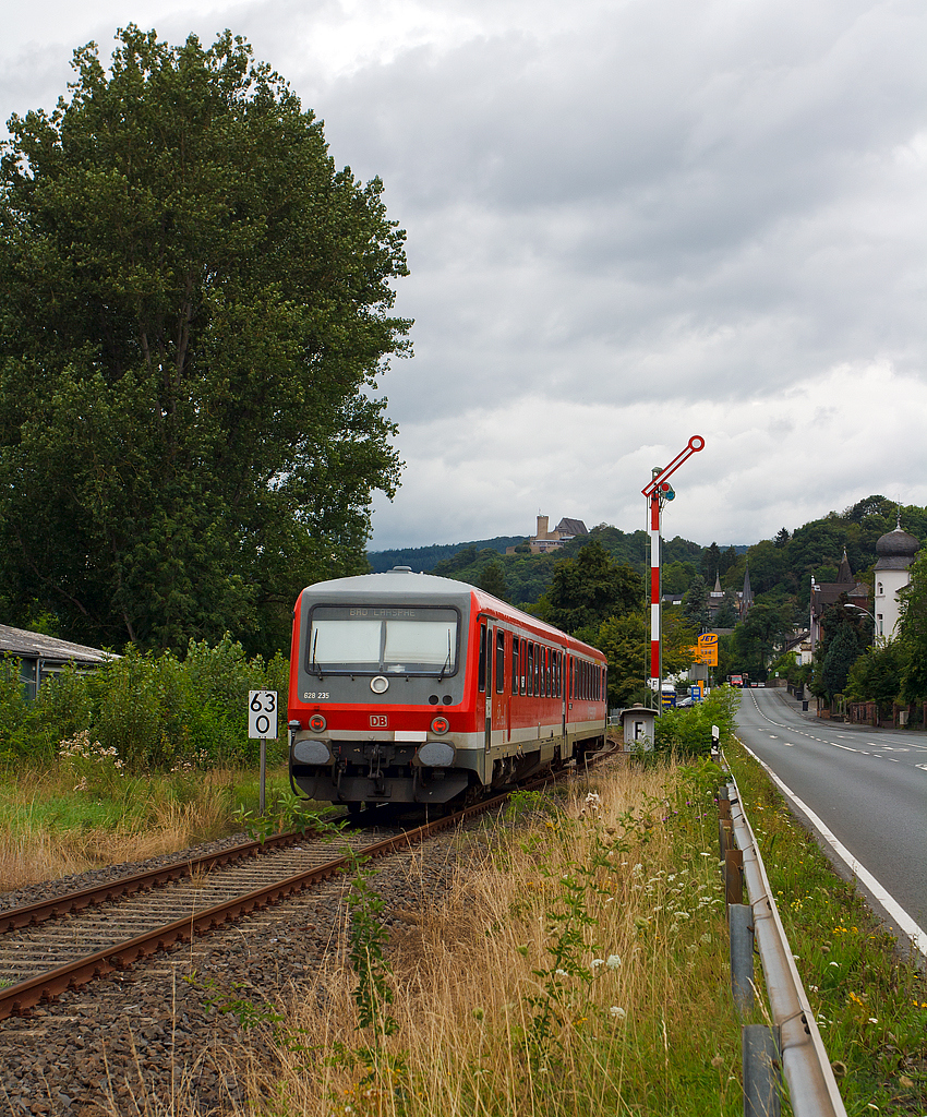 
Das Einfahrtsignal vom Bf Biedenkopf zeigt Hp 1, so kann der Dieseltriebzug 928 235 / 628 235  (95 80 0928 235-0 D-DB / 95 80 0628 235-3 D-DB) der Kurhessenbahn (DB Regio) am 13.08.2014 einfahren. 

Der Triebzug fährt als RB 43  Obere Lahntalbahn  die Verbindung Marburg an der Lahn (Hbf) - Bad Laasphe, hier bei km 63,0 in Biedenkopf auf der KBS 623 (Obere Lahntalbahn). 

Der Triebzug wurde 1988 von der DUEWAG (Düsseldorfer Waggonfabrik AG) unter den Fabriknummern 88699 bzw. 88698 gebaut.
