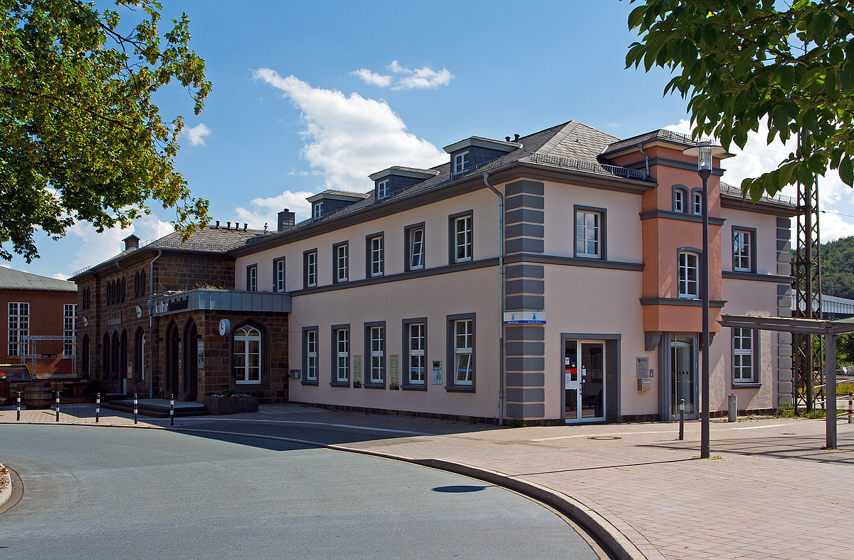 
Das Empfangsgebäude vom Bahnhof Kreuztal am 12.07.2014. 
Der Bahnhof liegt an km 96,1 der Ruhr-Sieg-Strecke (KBS 440) und hier beginnt die Rothaarbahn (KBS 443) bzw. die Bahnstrecke Kreuztal–Cölbe.