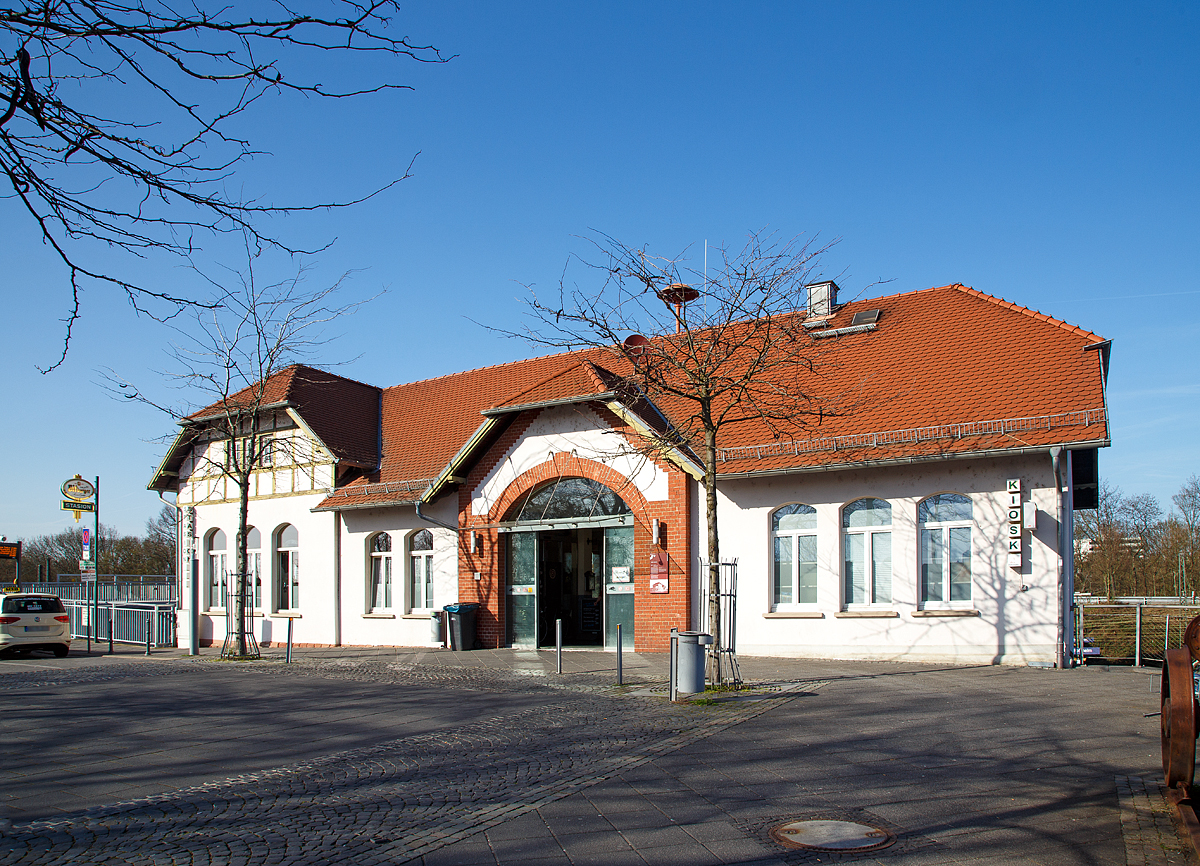 
Das Empfangsgebäude vom Bahnhof Mainz-Bischofsheim am 08.04.2018.

Der Bahnhof Mainz-Bischofsheim ist der Bahnhof der hessischen Gemeinde Bischofsheim (Kreis Groß-Gerau). Da Bischofsheim zwischen 1930 und 1945 ein Stadtteil von Mainz war und der Bahnhof danach nicht rückbenannt wurde, hat sich der Zusatz „Mainz-“ erhalten.

Im Personenverkehr wird Bischofsheim von S-Bahnen und Regionalzügen bedient, deutlich größer ist seine Bedeutung für den Güterverkehr, Mainz-Bischofsheim ist der größte Rangierbahnhof in der Region Frankfurt Rhein-Main.

Dies ist nicht das ursprüngliche von der Hessischen Ludwigsbahn errichtete Empfangsgebäude, welches noch erhalten ist aber ca. 500 m östlich steht und heute dem Güterbahnhof dient. 

Im Zuge der Umbauarbeiten an den Bahnhofsanlagen wurde 1904 dieses neue Empfangsgebäude errichtet, das heute noch in Betrieb steht. Es hat einen annähernd T-förmigen Grundriss. Aufgrund der Hanglage ist es straßenseitig eingeschossig, bahnsteigseitig zweigeschossig. Das wurde gleich Anfangs genutzt, um eine Fußgängerüberführung zu dem Inselbahnsteig anzulegen. 

Das neue Empfangsgebäude wurde in Hanglage als massiver zweigeschossiger Bau im zeitgenössischen Jugendstil errichtet. Die gemauerten Geschosse sind verputzt, die Zwerchgiebel des Querbaues sind in Fachwerk ausgeführt. Der Zugang zum Bahnhof liegt im 1. Obergeschoss. Von dort aus sind die Bahnsteige über einen Steg erreichbar.

Nach zahlreichen baulichen Änderungen wurde das Gebäude 2002/03, am historischen Original orientiert, von der Gemeinde Bischofsheim zurückgebaut und modernisiert.
