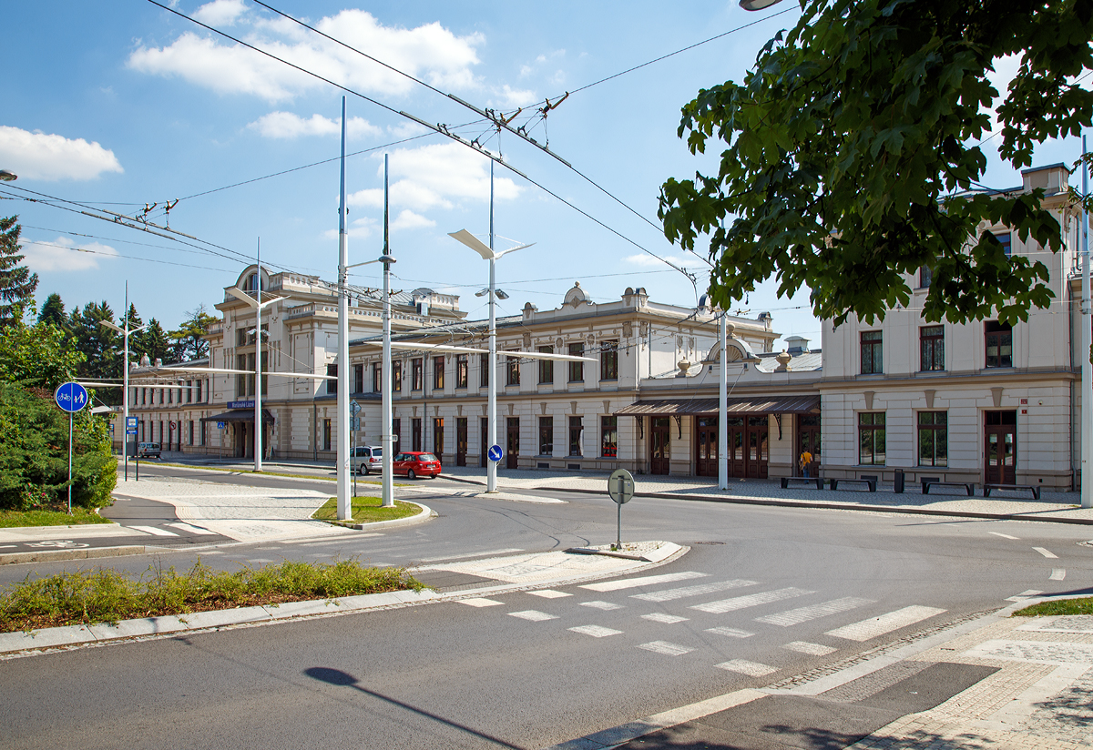 Das Empfangsgebude vom Bahnhof Marinsk Lzně (deutsch Marienbad) von der Straenseite am 01.07.2015.