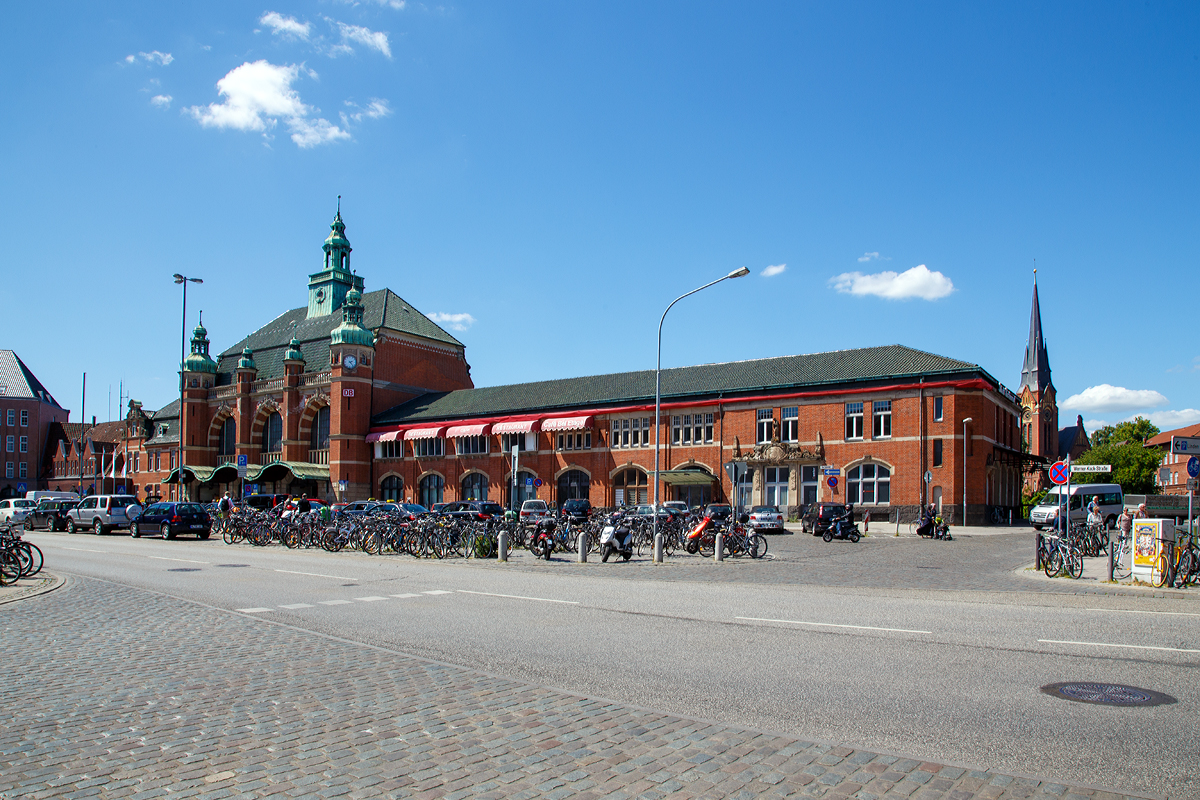 
Das Empfangsgebude vom Hauptbahnhof Lbeck am 11.06.2015.