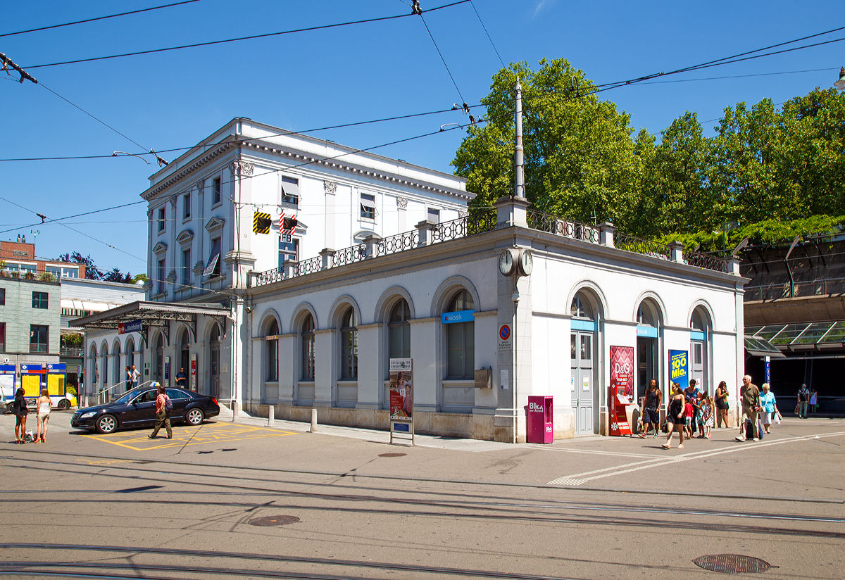 
Das Empfangsgebäude vom SBB Bahnhof Zürich Stadelhofen am 07.06.2015.  Das Gebäude im spätklassizistischen Stil  wurde 1884 erbaut, der Rest vom Bahnhof wurde neu gebaut.
