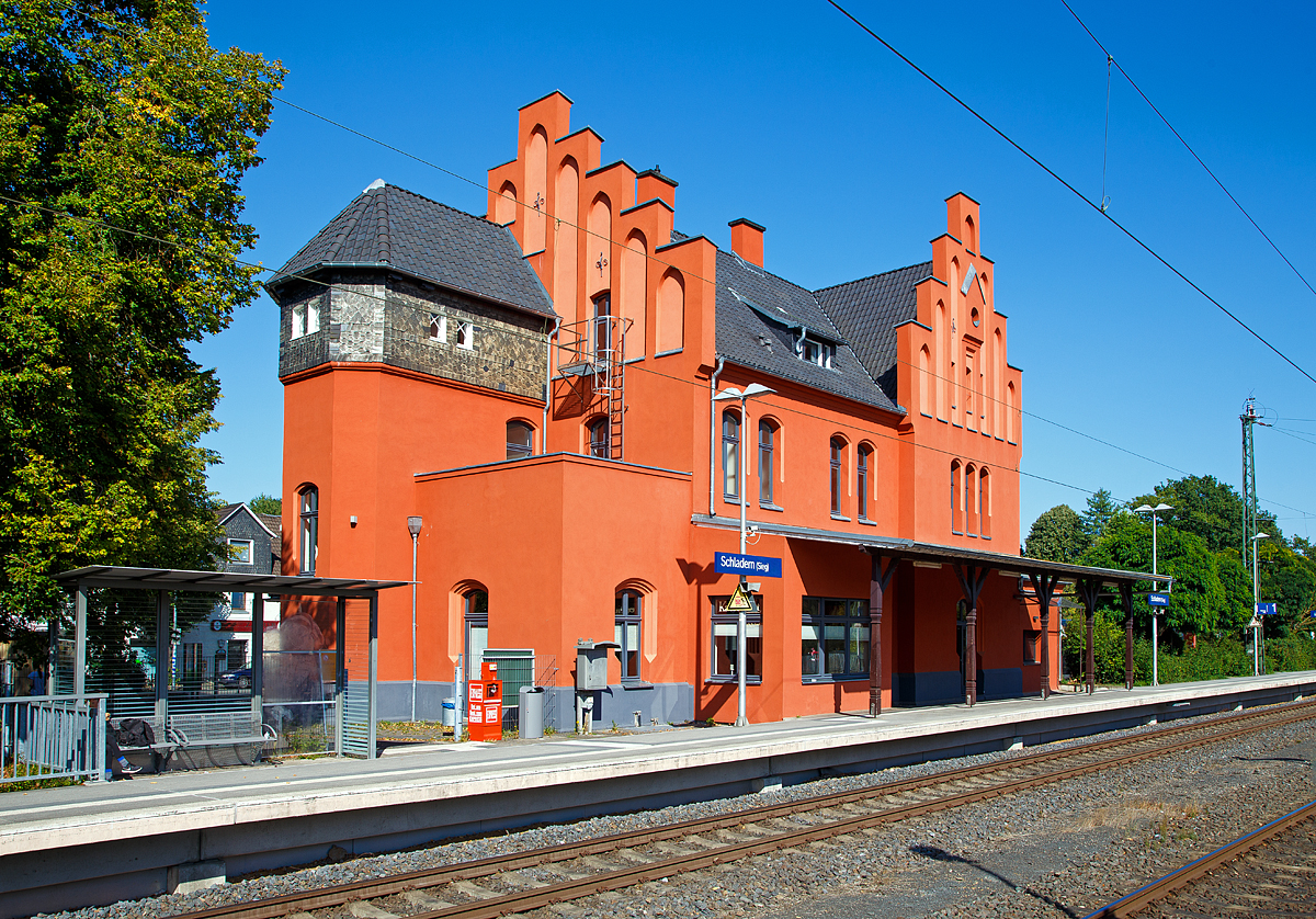 
Das Empfangsgebude des Bahnhofs Schladern (Sieg) an der Siegstrecke im Ort Windeck-Schladern am 01.09.2018. Das im wilhelminischen Stil 1859 erbaute Ziegelgebude steht unter Denkmalschutz. 