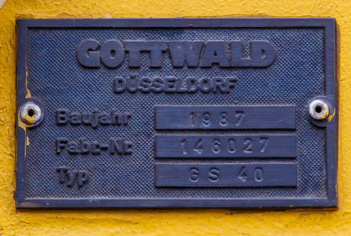 
Das Fabrikschild des GOTTWALD Gleisbauschienenkran GS 40.08 T der Hering Bau (Burbach), Schweres Nebenfahrzeug Nr. 97 82 41 503 19-9 D-HGUI (ex 97 82 41 503 17-3, ex 60 80 092 3576-3) abgestellt am 15.12.2018 in Siegen-Eintracht auf dem Gelände der KSW Kreisbahn Siegen-Wittgenstein GmbH.