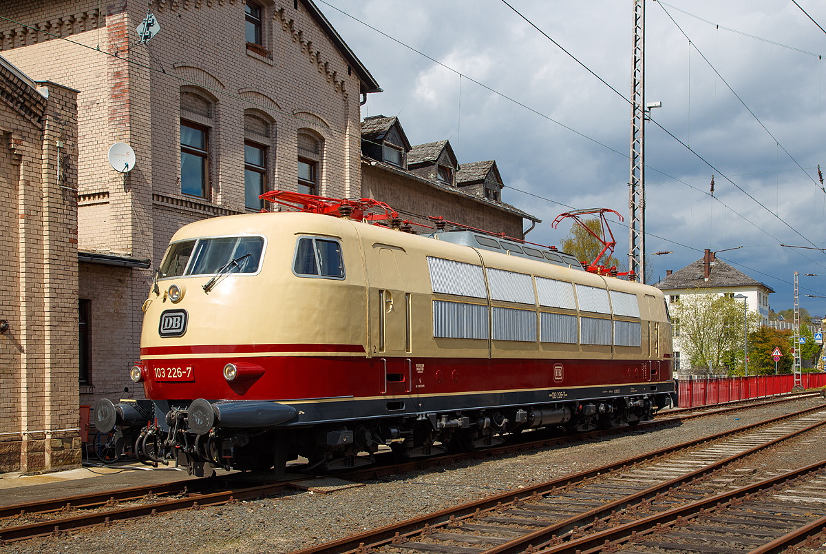 Das formschöne Paradepferd in den TEE-Farben purpurrot/elfenbein, die stärkste einteilige Drehgestell-Lokomotiv-Baureihe der Welt und die stärkste deutsche Lok – Baureihe....

Die 103 226-7 (91 80 6103 226-7 D-DB) wird am 23.04.2017 im Südwestfälischen Eisenbahnmuseums in Siegen präsentiert. Mit einer Kurzzeitleistung von 10.400 kW (14.140 PS) bzw. einer Dauerleistung von 7.440 kW (10.115 PS) sind sie immer noch die stärksten. Derzeit ist sie im Ringlokschuppen in Siegen abgestellt.

Die 103.1 wurde 1973 von Krauss-Maffei unter der Fabriknummer 19639 gebaut, der elektrische Teil ist von Siemens. 2012 wurde die Lok ausgemustert und seit Anfang 2013 im Besitz des DB Museums sie ging als Dauerleihgabe an den Lokomotiv-Club 103. Die Lok ist betriebsfähig, darf aber gemäß Vertrag mit der DB keine Sonderzüge ziehen.

Technische Daten:
Achsfolge: Co´Co´
Spurweite: 1.435 mm
Drehgestellmittenabstand: 9.600 mm
Achsstand im Drehgestell: 2 x 2.250 mm
Gesamtachsstand: 14.100 mm
Länge über Puffer: 20.200 mm (ab 103 216)
größte Breite: 3.090 mm
größte Höhe ü. SO.: 4.492 mm
Dienstgewicht: 116 t
Achslast: 19,3 t
Gewicht Drehgestell: 31.000 kg
Kleinster Befahrbarer Radius: 140 m
Antriebsart: Siemens-Gummiring-Kardan-Hohlwellenantrieb mit einseitigem Stirnradgetriebe
Bremse: Druckluft-Klotzbremse KE - GPR - E mZ
Elektrische Bremse: 2 x fahrleitungsunabhängige (eigenerregte) Gleichstrom-Widerstandsbremse
Stromsystem: 15 kV, 16 2/3 Hz
Stromabnehmer: Anfangs 2 x Scherenstromabnehmer DBS 54 a, später Umbau mit 2 x Einholmstromabnehmer SBS 65

Fahrmotoren: 6 x zwölfpoliger Wechselstrom-Reihenschlußmotor, Typ: WB 368/17f (SSW)
Höchstdrehzahl: 1 525 U/min.
Dauerleistung: 1.180 kW
Motorgewicht: 3.500 kg
Zahl der Fahrstufen: 39

Fahrleistungen:
Höchstgeschwindigkeit: 200 km/h
Kurzzeitleistung: 10.400 kW, auf 9.000 kW begrenzt
Stundenleistung: 7.780 kW
Dauerleistung: 7.440 kW
Anfahrzugkraft: 312 kN