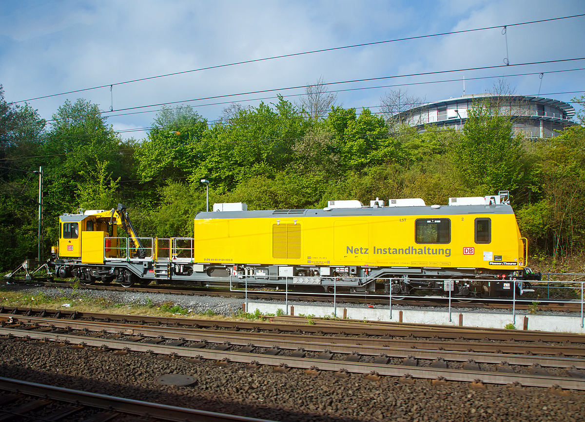 
Das Instandhaltungsfahrzeug  Leit- und Sicherungstechnik (LST) 740 102 (D-DB 99 80 9120 003-5) der DB Netz AG, abgestellt am 06.05.2017 Bahnhof Kassel-Wilhelmshöhe (aufgenommen aus einem Zug heraus). Gebaut wurde das Fahrzeug 2016 von Plasser & Theurer.