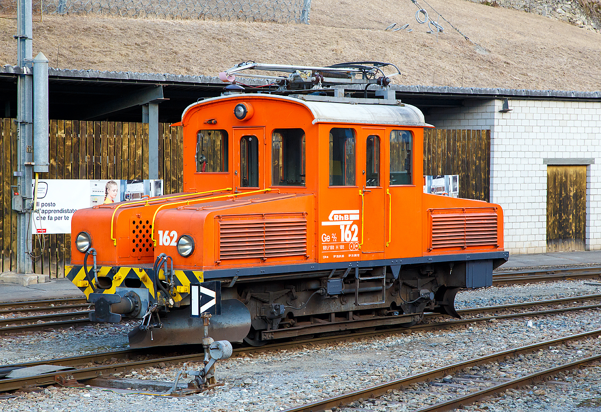 
Das RhB  Eselchen  162 bzw. der Rangiertraktor RhB Ge 2/2 162, ex BB Ge 2/2 62 steht am 20.02.2017 im RHB-Bahnhof Poschiavo.

Von der kleinen Elektrolokomotive Ge 2/2 wurden nur zwei Loks von diesem Typ für Berninabahn (BB) , heute der Rhätischen Bahn (RhB), gebaut, ursprünglich die BB 61 und BB 62, seit 1961 mit den Nummern RhB 161 und 162.

Beide Gleichstromloks wurden 1911 von der Berninabahn (BB) für Vorspanndienste beschafft, sie wurden von SIG in Neuhausen am Rheinfall und Alioth gebaut. Die damals noch braun lackierten Maschinen erhielten die Nummern Ge 2/2 61 und 62 und waren noch mit Lyra-Stromabnehmern bestückt. Nach der Übernahme der BB durch die RhB im Jahre 1942 wurden sie verschiedentlich modernisiert; sie tragen heute einen Einholmstromabnehmer und sind meistens als Rangierloks in Tirano und Poschiavo tätig.

Sie werden wegen ihrer Form auch  Mini-Krokodile  oder wegen ihres Aufgabenbereichs  Eselchen  genannt. Zwischen den Vorbauten ist ein Gang, so dass ein Übergang zum Zug möglich war. Die Benutzung ungeschützter Übergänge ist aber inzwischen selbst dem Personal untersagt, so wurden folgerichtig an den beiden Loks die Übergangsbleche entfernt. Die Loks sind die zweitältesten im Dienst befindlichen Lok der RHB.

Technische Daten der Ge 2/2
Betriebsnummern: 161 und 162 (ex 61 und 62)
Hersteller: SIG, Alioth
Baujahr: 1911
Anzahl Fahrzeuge: 2
Spurweite: 1.000 mm
Achsanordnung: B
Länge über Puffer: 7.740 mm
Breite: 2.500 mm
Achsabstand:
Triebraddurchmesser (neu): 975 mm
Dienstgewicht: 18.0 t
Höchstgeschwindigkeit: 45 km/h
Stundenleistung: 250 kW (340 PS)
Anfahrzugkraft: 37,6 kN
Stundenzugkraft: 27,5 kN bei 27 km/h
Motorentyp: Gleichstrom Reihenschluss
Fahrleitungsspannung: 1 kV DC (Gleichstrom) / 750 V DC vor 1935 
