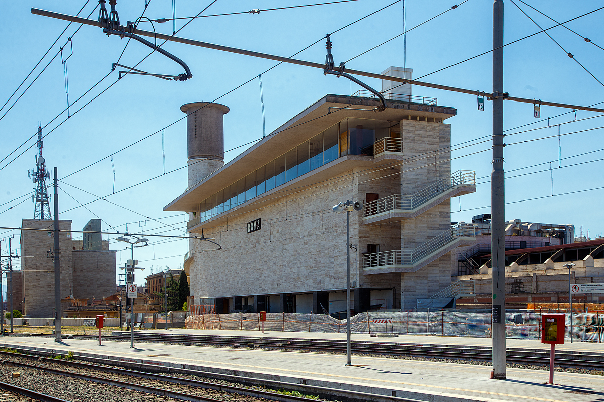 Das Stellwerk Rom (Posto di movimento di Roma) beim Bahnhof Roma Termini am 14.07.2022.