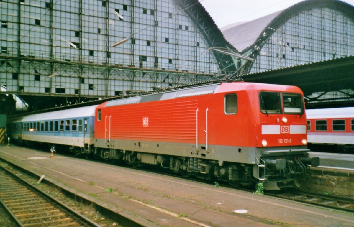 Das war Einmal! IR nach Weimar über Kassel und Fulda steht mit 112 121 in Frankfurt-am-Main Hbf am 22 Juli 1999.