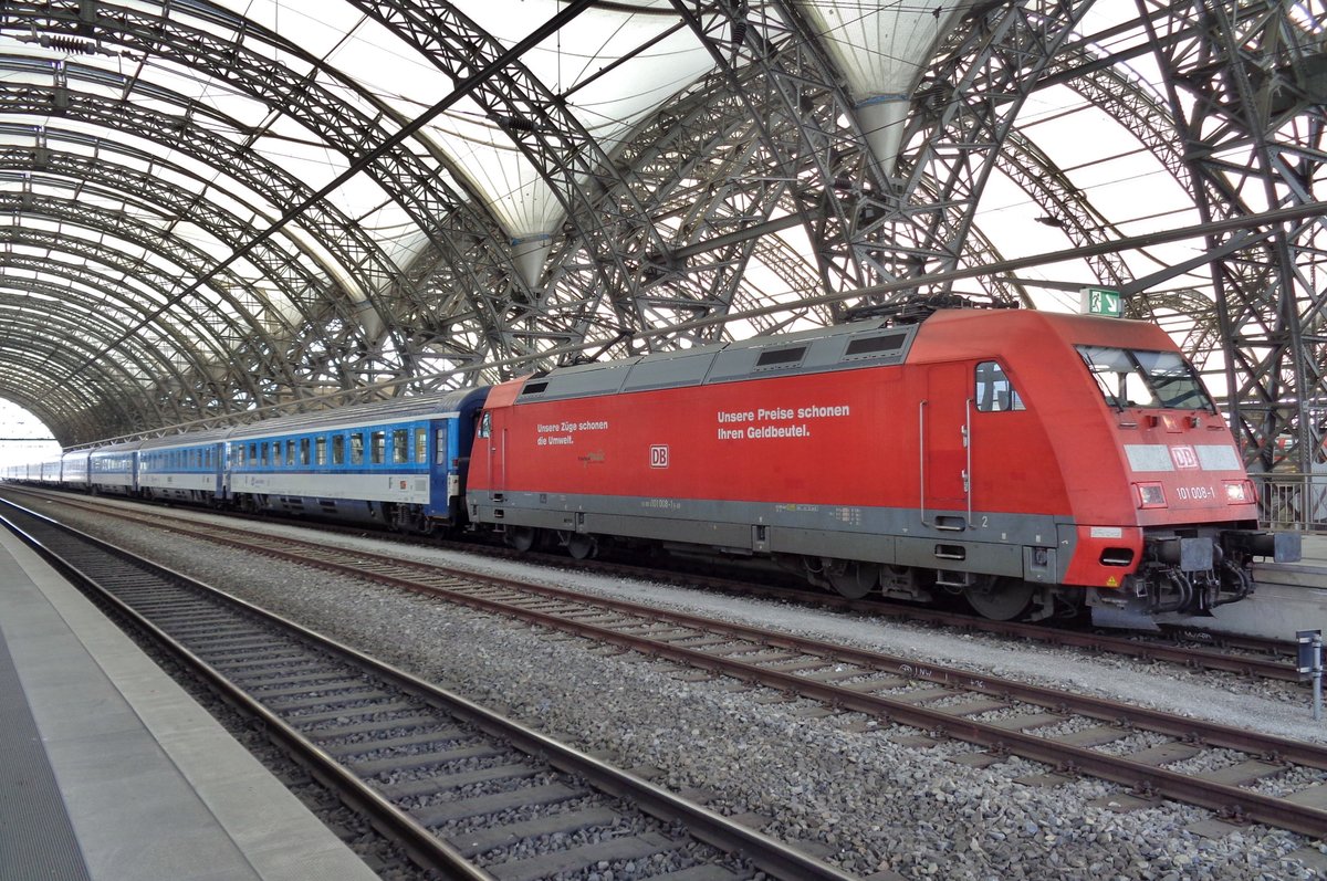 DB 101 008 steht am 9 April 2017 in DResden Hbf. 