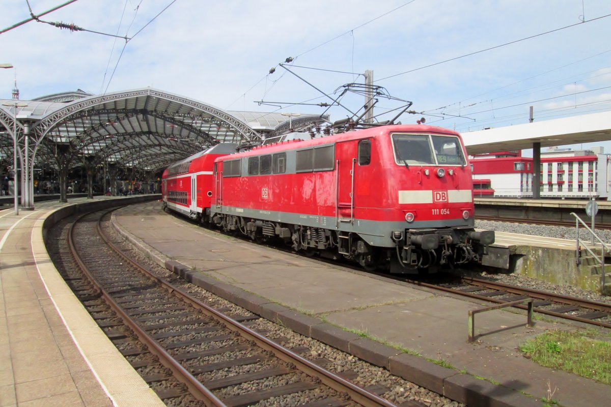 DB 111 054 treft am 27 April 2018 in Kln Hbf ein.