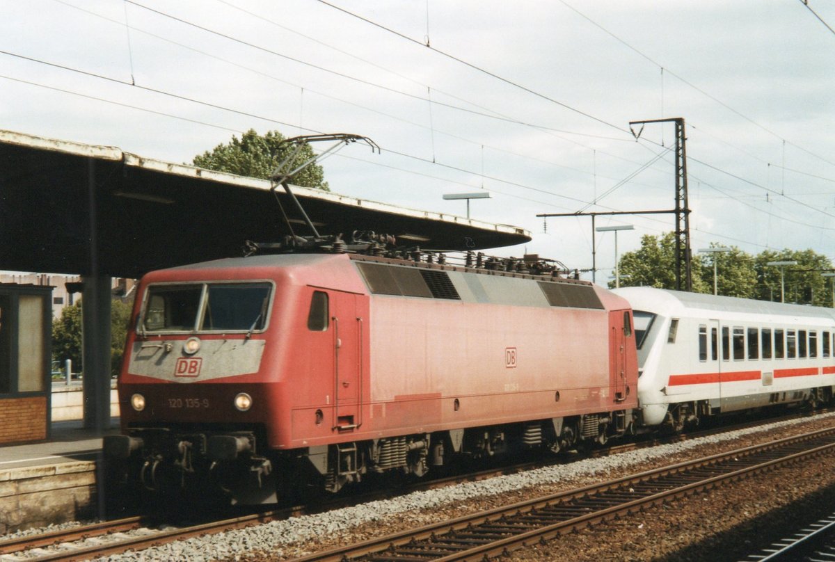DB 120 135 schleppt ein Steuerstandwagen durch Köln Deutz am 13 April 2000.