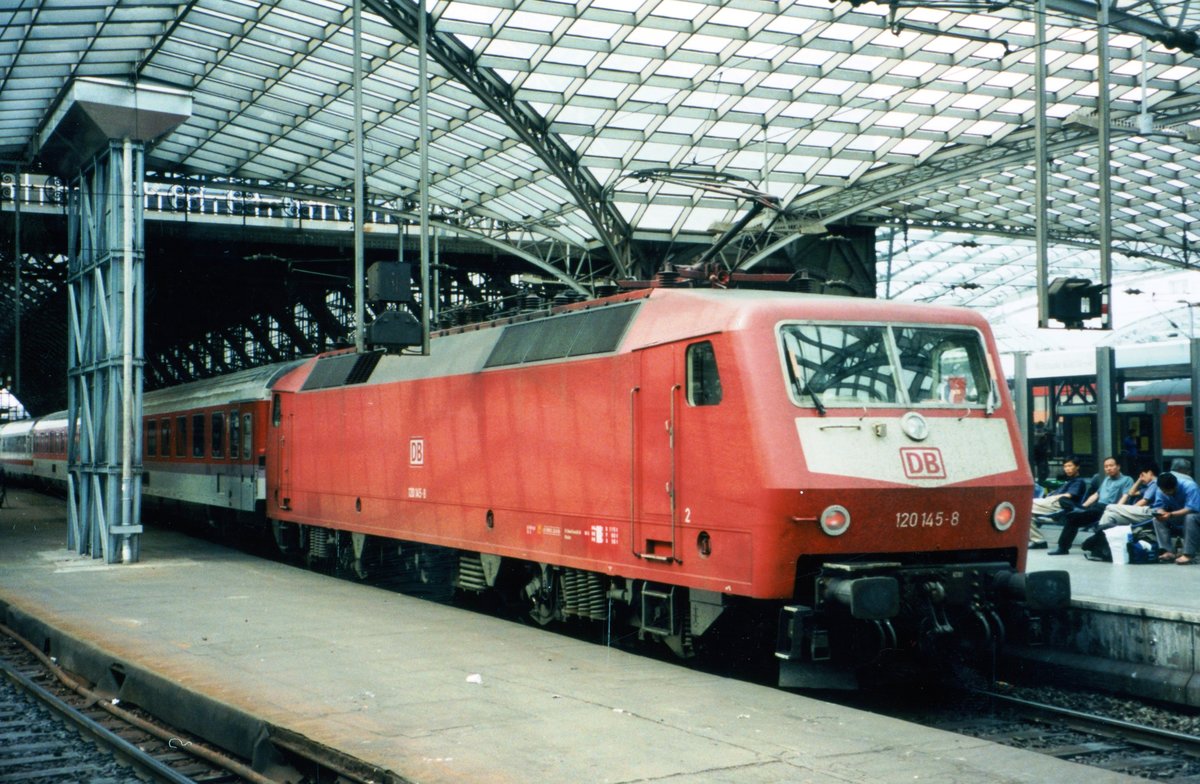 DB 120 145 schiebt einer IC in Köln Hbf am 13 April 2000.