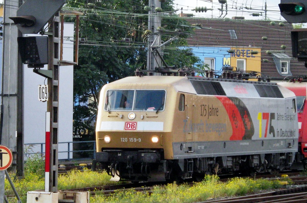 DB 120 159 wirbt für 175 jahre Eisenbahnen in Deutschland am 2 Juni 2010 in Köln Hbf.