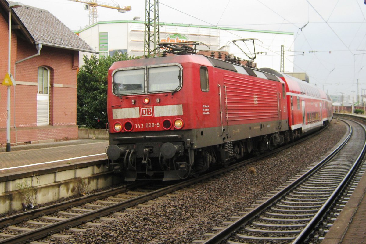 DB 143 009 steht am 16 September 2011 in Völklingen. 