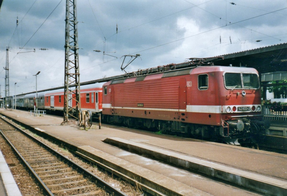 DB 143 833 treft am 29 Juli 1999 in Mainz Hbf ein.