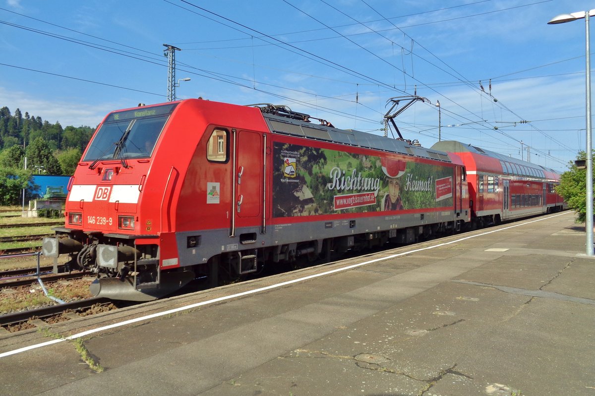 DB 146 239 steht am 22 Mai 2018 in Hausach. 