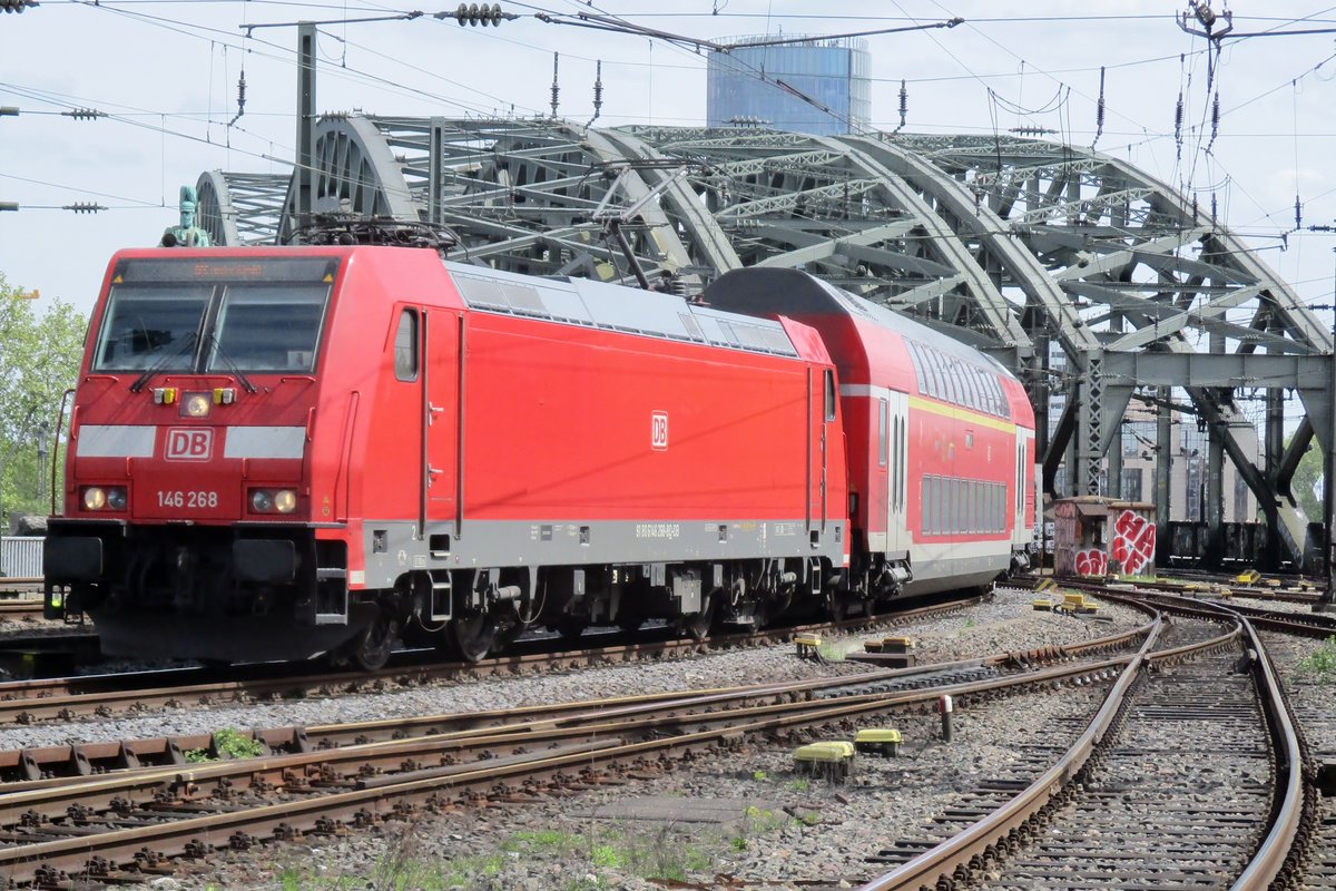 DB 146 268 treft -vom Hohenzollern-Brücke kommend- in Köln Hbf ein am 27 April 2018.