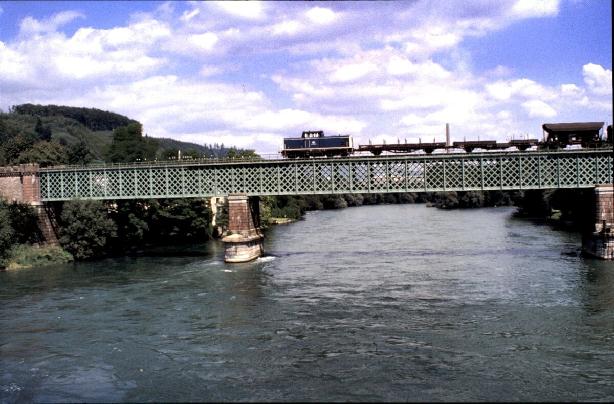 DB 212 mit Güterzug auf Rheinbrücke von Koblenz CH nach Waldshut D am 23.08.1980.