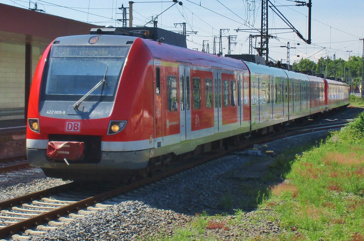 DB 422 009 trefft am 22 Mai 2017 in Düsseldorf Hbf ein.