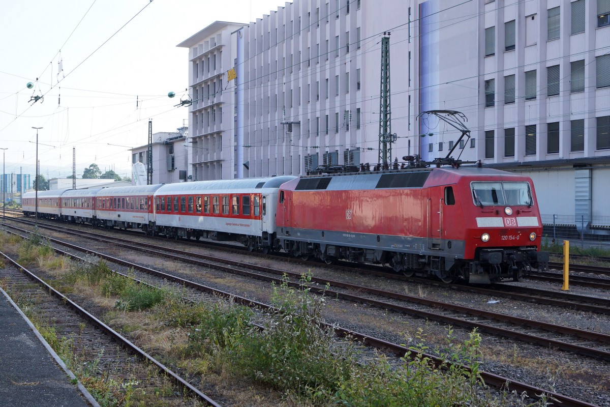 DB: Am 12. Juni 2015 brachte die 120 154-0 den Autozug von Hamburg nach Lörrach. Die BR 120 mit den Wagen des Autozuges am Hacken beim Verlassen des Güterbahnhofs Lörrach in Richtung Basel Badischer Bahnhof, wo die Wagen gereinigt werden.
Foto: Walter Ruetsch