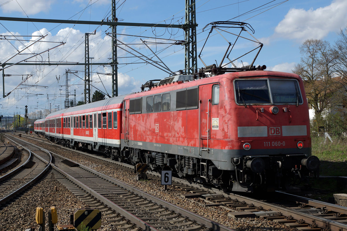 DB: Am 14. April 2016 schob die 111 060 ihren RE bei Haltingen nach Offenburg.
Foto: Walter Ruetsch